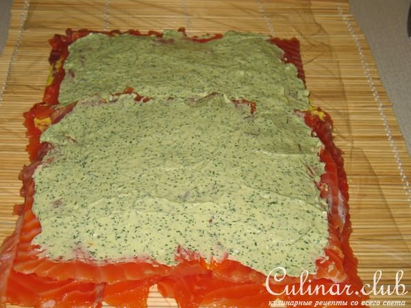 Рулет из лосося и сливочного сыра.