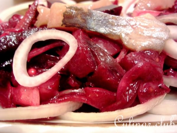 Салат из маринованной свеклы с сельдью и пикантной заправкой.