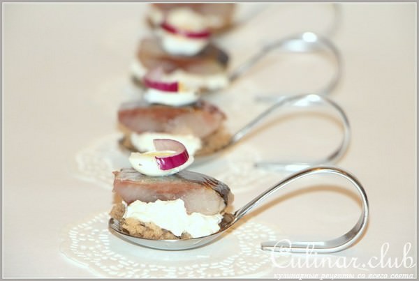 Порционная закуска с сельдью в стиле Amuse bouche