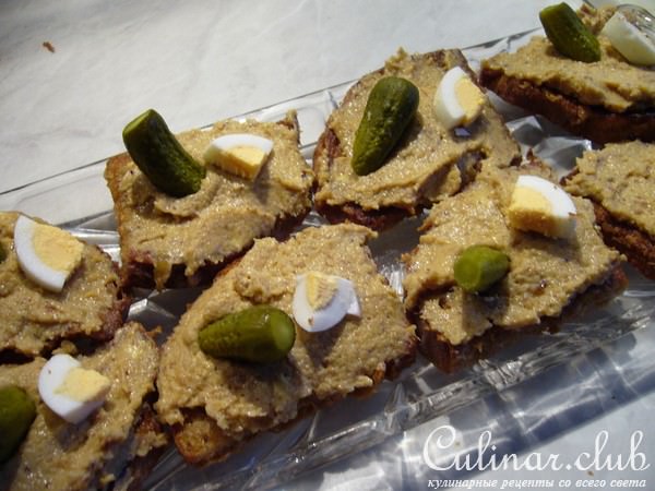 Селедочный паштет „Предвкушение“, отдаленно напоминающий форшмак, и бутерброды с ним