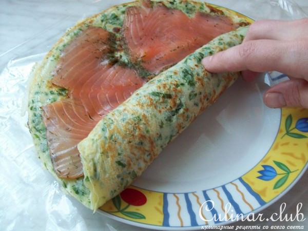 Блинчатый рулет с лососем.