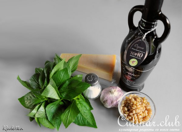 Филе лосося с картофельным пюре в цуккини, креветочным соусом и помидорами черри под песто.