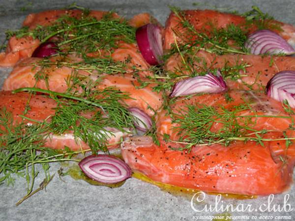 Башенки из горбуши с муссом из авокадо,сливочным хреном,крабами и красной икрой