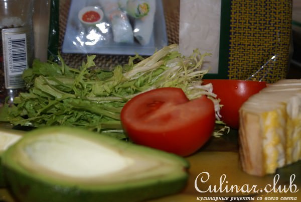 Салат-закуска с рыбой в рисовой бумаге