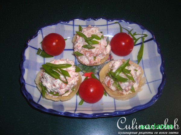 Мусс из лосося в корзиночках из пармезана