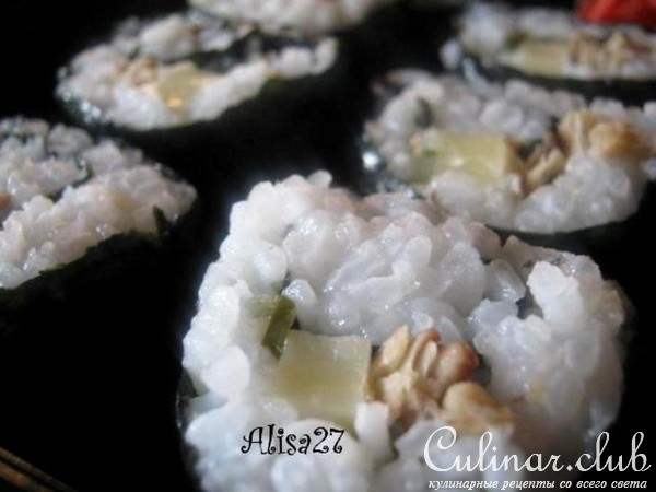 Роллы с соленым огурцом,сыром и шпротами
