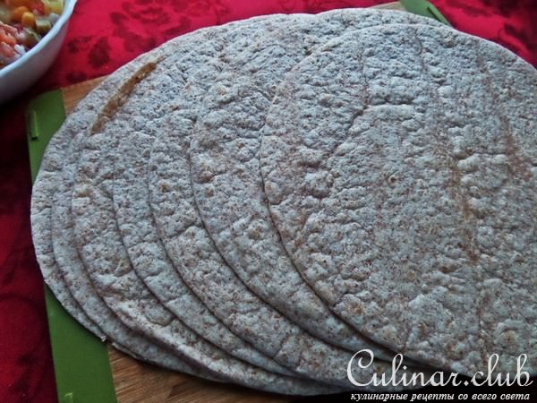 Тортильи с овощами и рыбкой