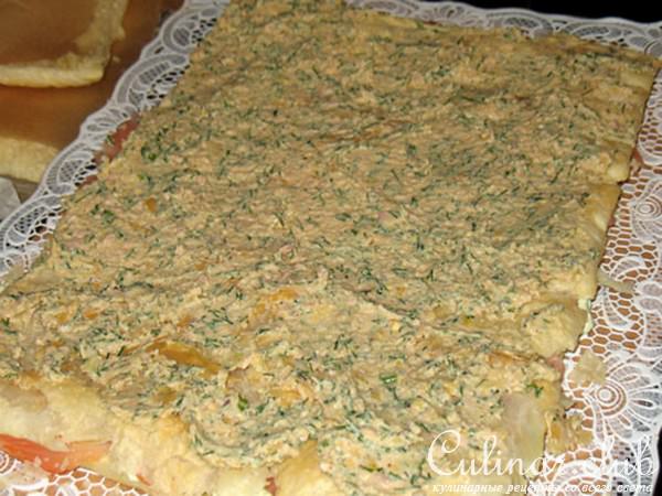 Закусочный торт с копчёной горбушей,кремом из авокадо и рикотты и печенью трески