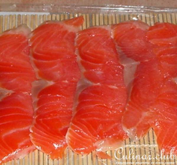 Закусочный рулет из красной рыбы