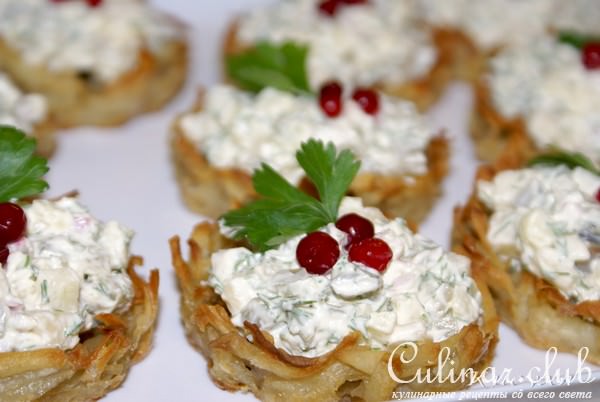 Хрустящие картофельные корзиночки с селёдкой