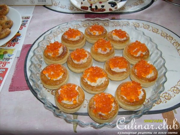 Волованы с креветкой и икрой.