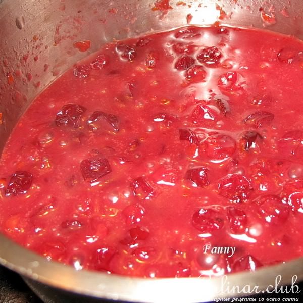 Закуска из сельди под клюквенным соусом
