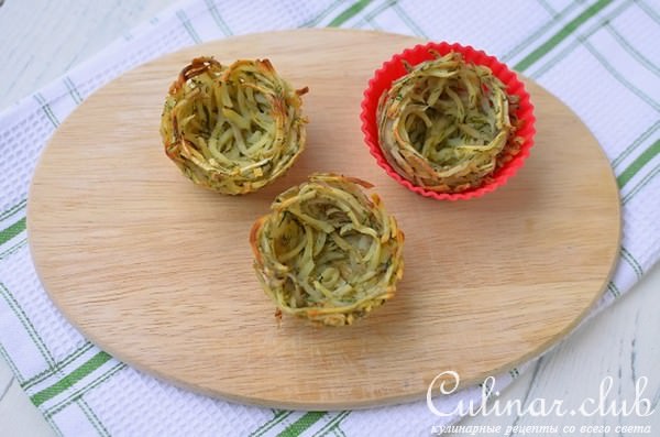 Картофельные корзиночки с селедкой и клюквой