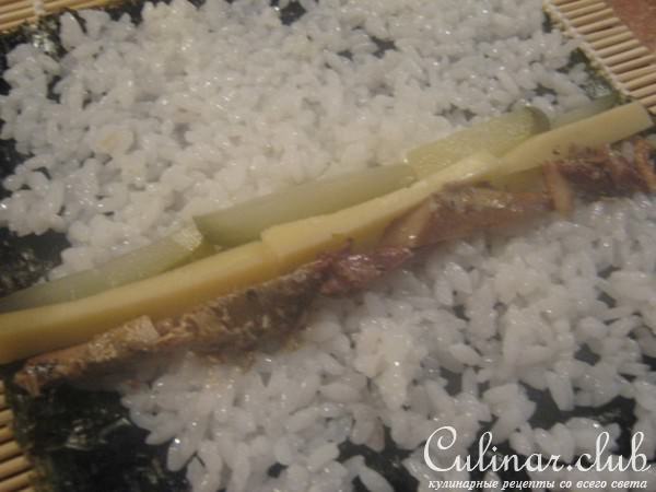 Роллы с соленым огурцом,сыром и шпротами