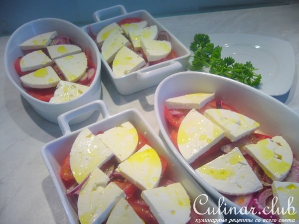 Запеченная с помидорами и луком брынза