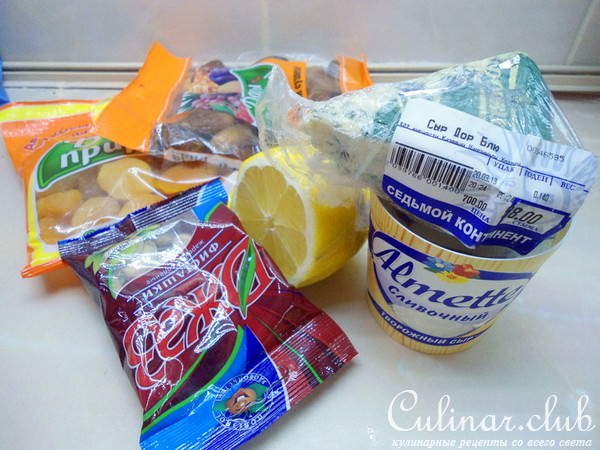 Сырный террин с фисташками и сухофруктами.