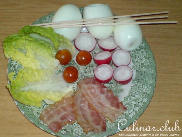 Шашлычки из вареных яиц и овощей