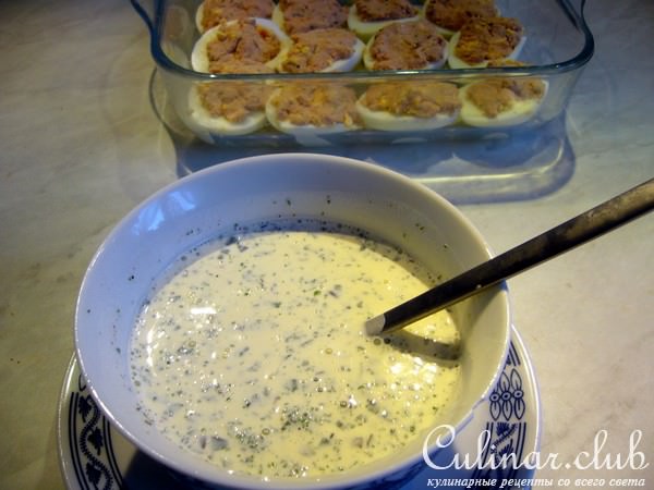 Запеченные фаршированные яйца