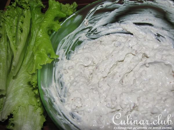 Рулетики из салата с сыром и орехами