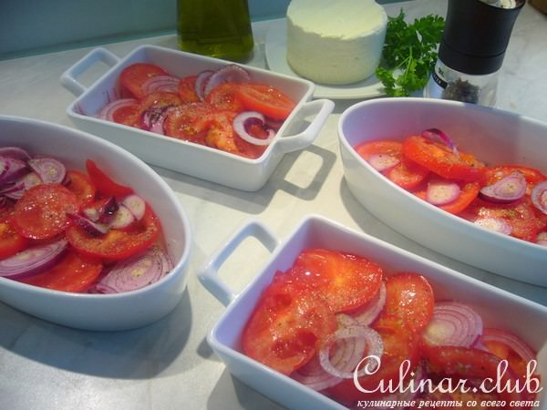Запеченная с помидорами и луком брынза