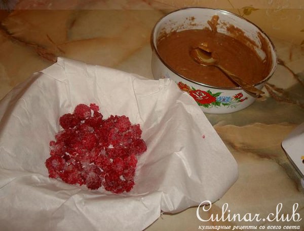 Какао-мускатный кекс на малиновой подушке (для СВЧ)