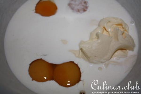 Сливочный пирог с орехами и халвой