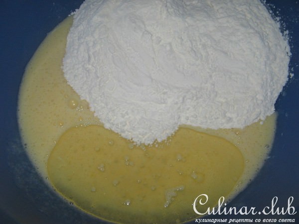 Кекс сметанный с какао и изюмом.
