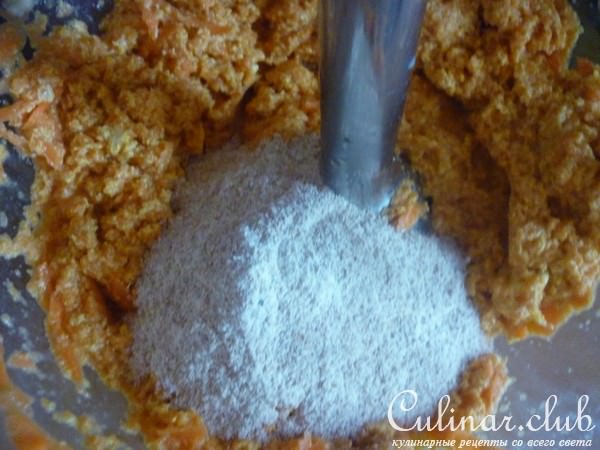 Морковные кексы с орехами и курагой