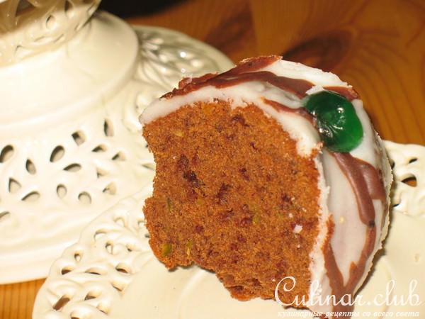 Шоколадный кекс с фисташками.