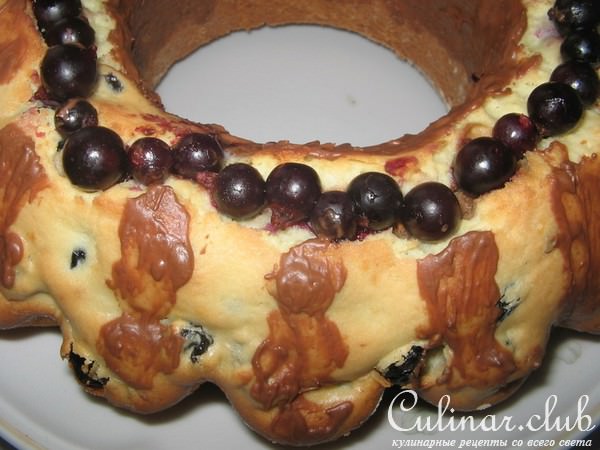 Кекс сметанный с какао и изюмом.