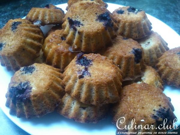Овсяные маффины с кусочками яблок и садовыми ягодами