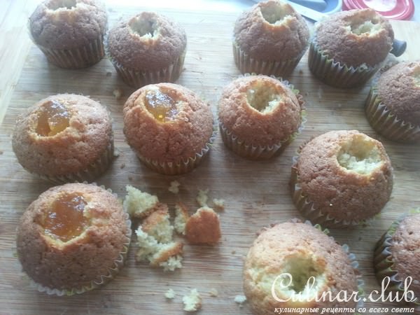 Капкейки с абрикосовым джемом,белковым кремом,бабочками и ажурной шоколадной салфеткой