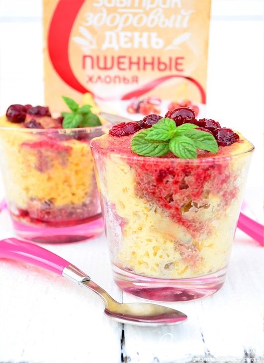 Пшенные экспресс кексы с вишней в микроволновой печи.