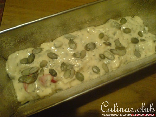 закусочный кекс с помидорами, брынзой и тыквенными семечками