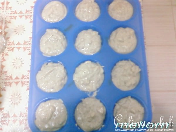 Кексы с халвой и яблоком