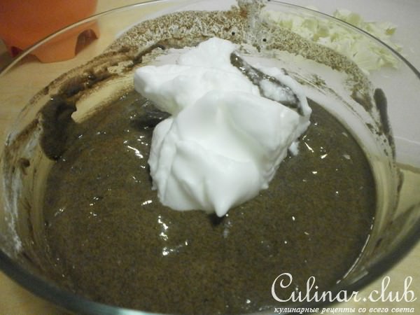 Капкейк из черёмуховой муки с каплями белого шоколада и сырным крем - пенкой