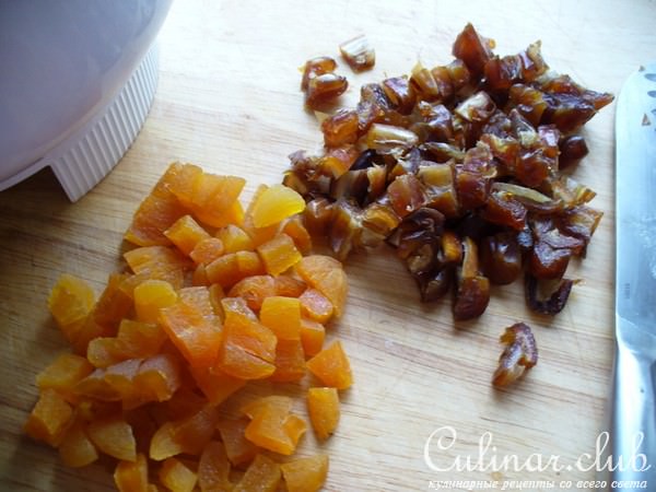 Кекс с курагой и финиками