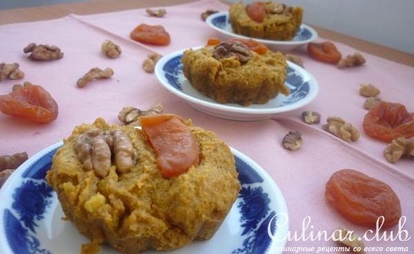Морковные кексы с орехами и курагой