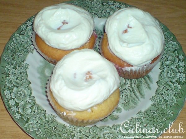 Маффины с "шапкой" из Маскарпоне и клубничным пюре
