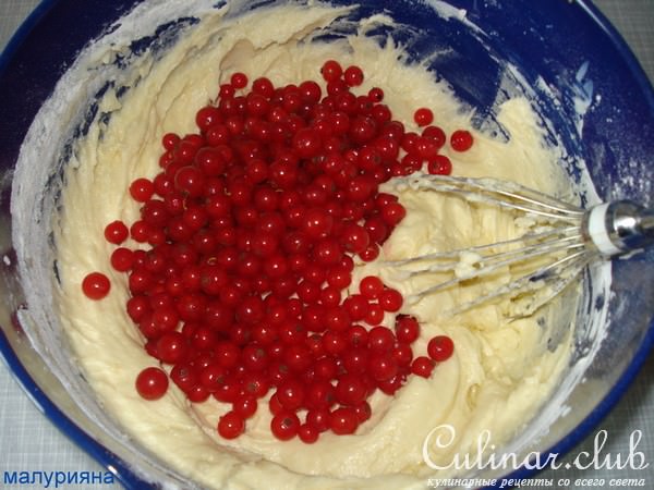 Мини-кексы с красной смородиной