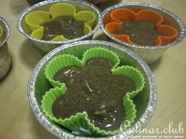 Капкейк из черёмуховой муки с каплями белого шоколада и сырным крем - пенкой