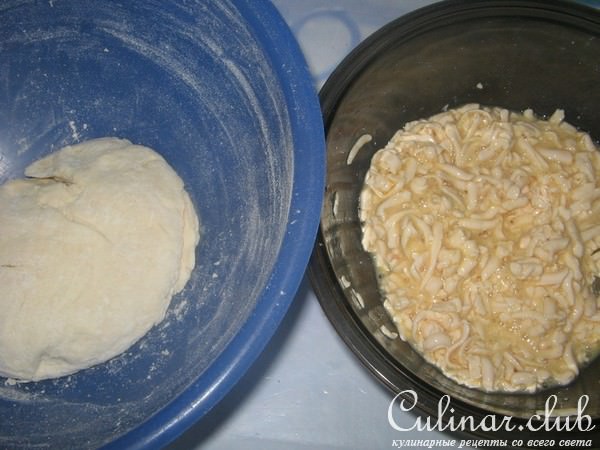 Пирог с начинкой из плавленных сырков.