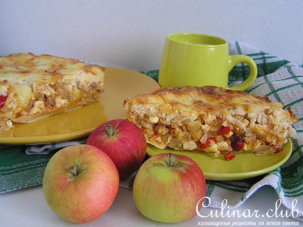Киш с беконом, кабачком и яблоками.