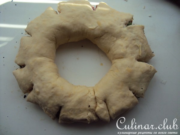 Сырная корона с фетой, салями и пепперони