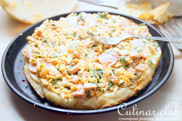 Лепёшка с сыром и копчёностями.