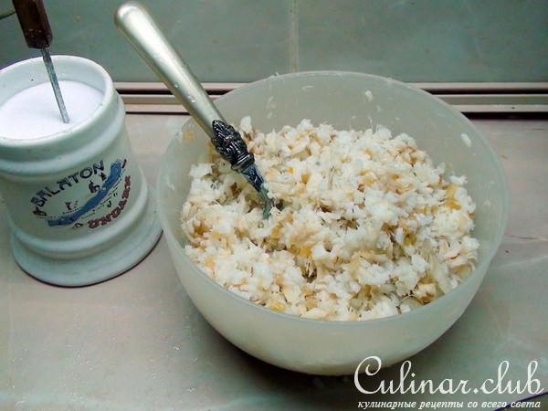 Пирог с рыбой, рисом и жареным луком.