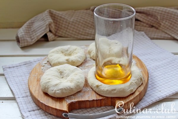 Мини пиццы с моцареллой и маслинами