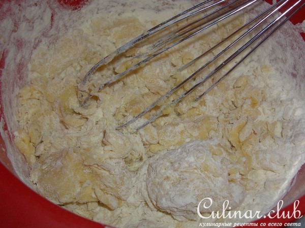 Пирог со шпротами, зеленым луком и сыром