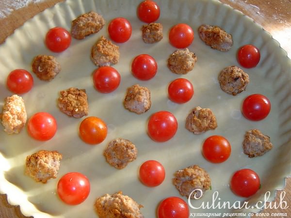 Киш с помидорами черри и мясными шариками