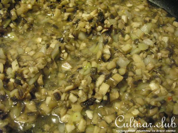 Лоранский пирог с курицей, грибами и брокколи